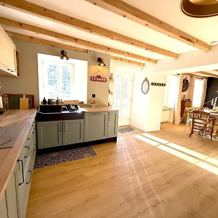 Holiday home Maison De Charme, Vue Foret,4 Chambres, Draps Et Serviettes Inclus, St-denis-margeride